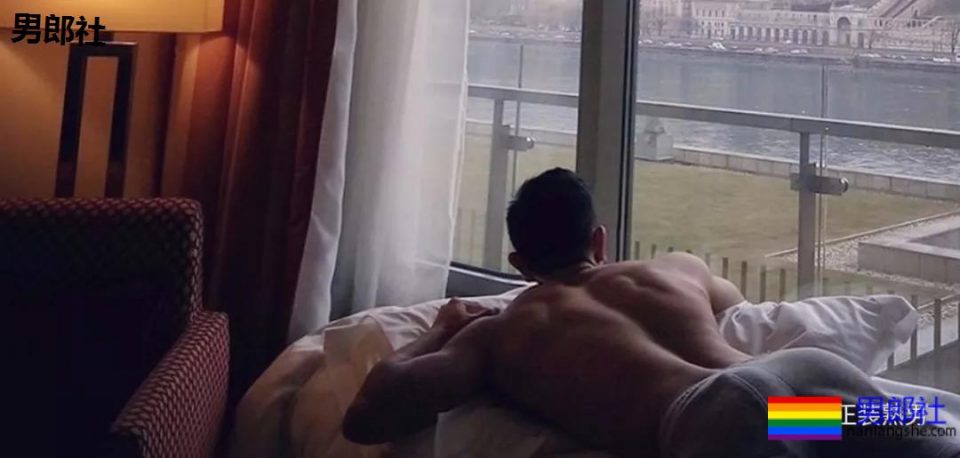 爱穿正装的大屁股帅哥，果然是前大凸后圆翘！ - 51虹马