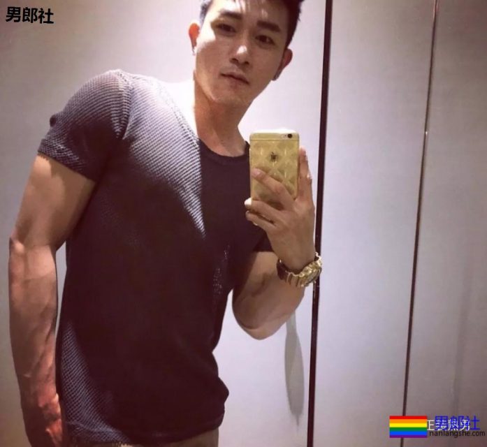 爱穿正装的大屁股帅哥，果然是前大凸后圆翘！ - 51虹马