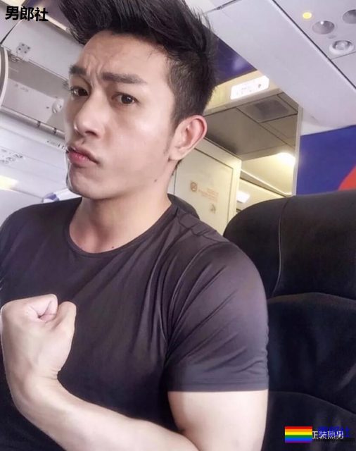 爱穿正装的大屁股帅哥，果然是前大凸后圆翘！ - 51虹马