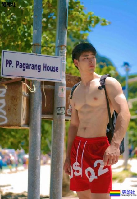 99年的奶凶小狼狗粉嫩大胸肌被疯传，原来是上海体院生！-51虹马