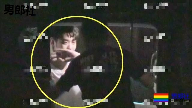 德云社张云雷与神秘男子吻别痛哭?被出柜? - 51虹马 德云社张云雷与神秘男子吻别痛哭?被出柜? - 51虹马