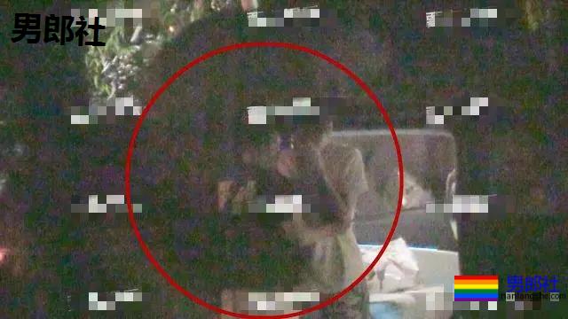 德云社张云雷与神秘男子吻别痛哭?被出柜? - 51虹马 德云社张云雷与神秘男子吻别痛哭?被出柜? - 51虹马