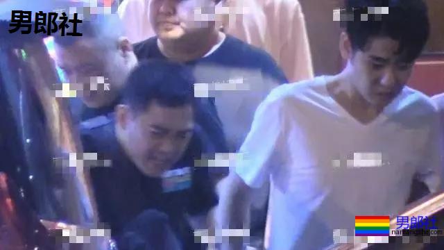 德云社张云雷与神秘男子吻别痛哭?被出柜? - 51虹马 德云社张云雷与神秘男子吻别痛哭?被出柜? - 51虹马