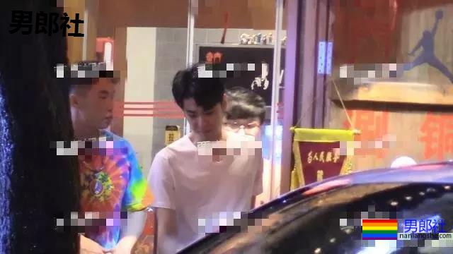 德云社张云雷与神秘男子吻别痛哭?被出柜? - 51虹马 德云社张云雷与神秘男子吻别痛哭?被出柜? - 51虹马