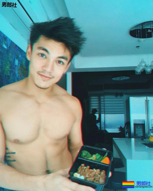 肌肉男演员被私教出柜?主动回应自己是双性恋?这操作... - 51虹马 肌肉男演员被私教出柜?主动回应自己是双性恋?这操作... - 51虹马