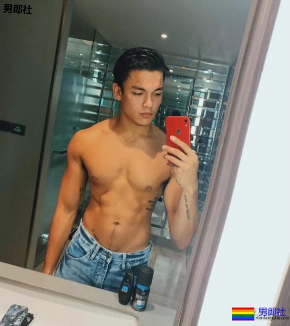 肌肉男演员被私教出柜?主动回应自己是双性恋?这操作... - 51虹马 肌肉男演员被私教出柜?主动回应自己是双性恋?这操作... - 51虹马