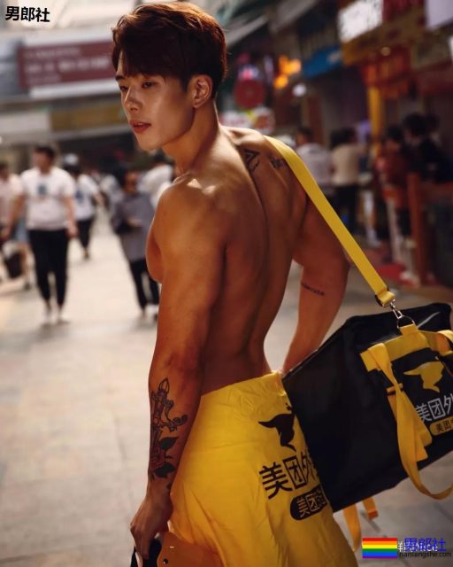 一身肌肉的美团骑手，送餐时回头率100% - 51虹马