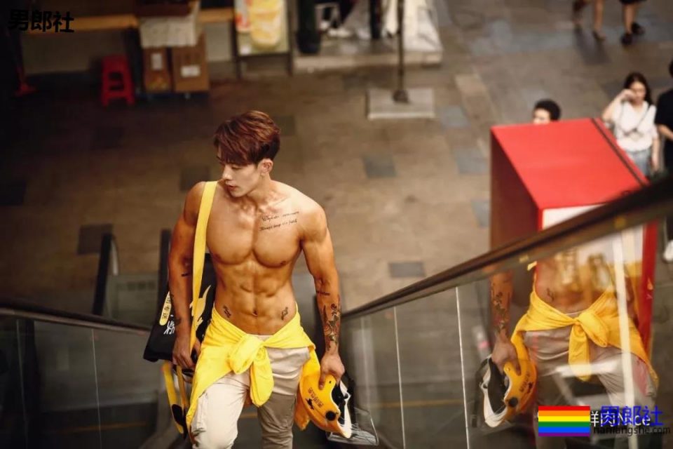 一身肌肉的美团骑手，送餐时回头率100% - 51虹马