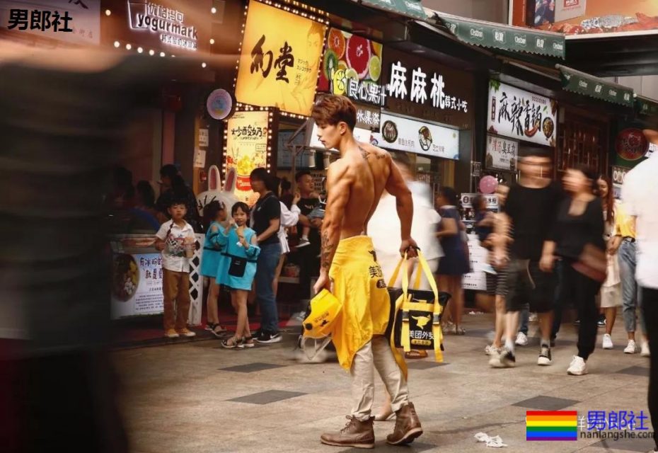 一身肌肉的美团骑手，送餐时回头率100% - 51虹马