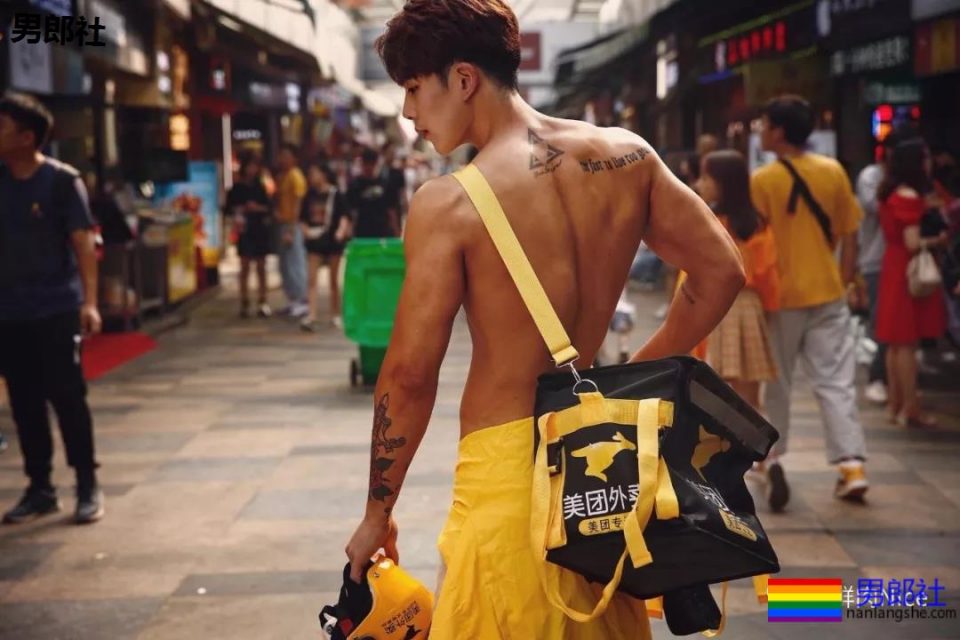 一身肌肉的美团骑手，送餐时回头率100% - 51虹马