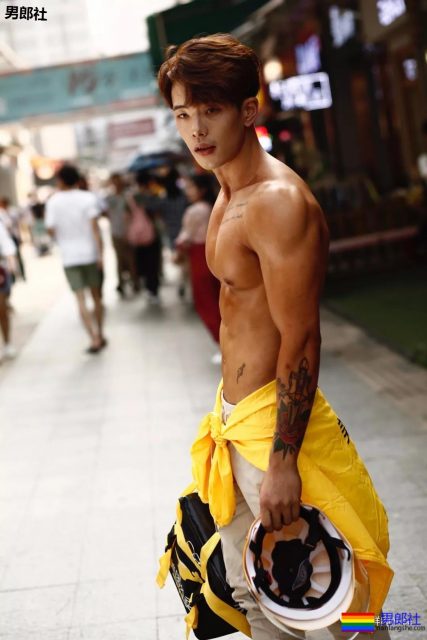 一身肌肉的美团骑手，送餐时回头率100% - 51虹马