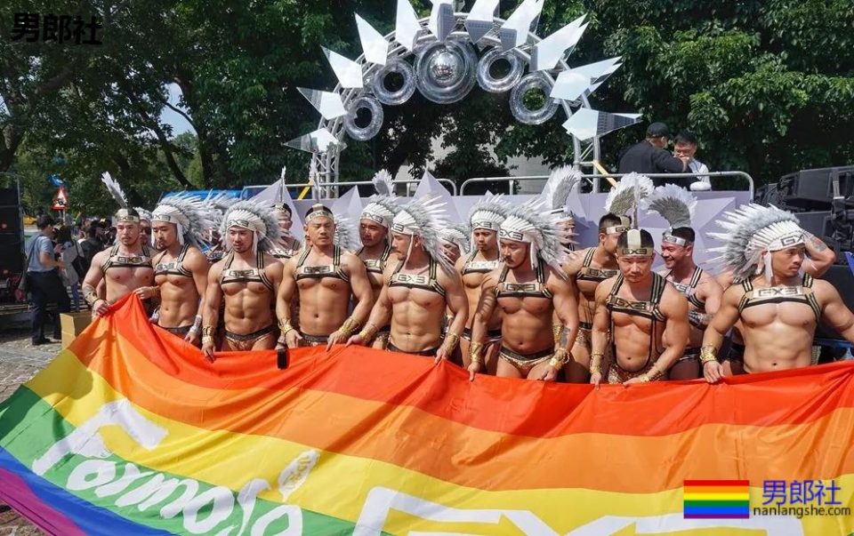 亲临台湾同志大巡游,被肌肉男亲了! - 51虹马 亲临台湾同志大巡游,被肌肉男亲了! - 51虹马