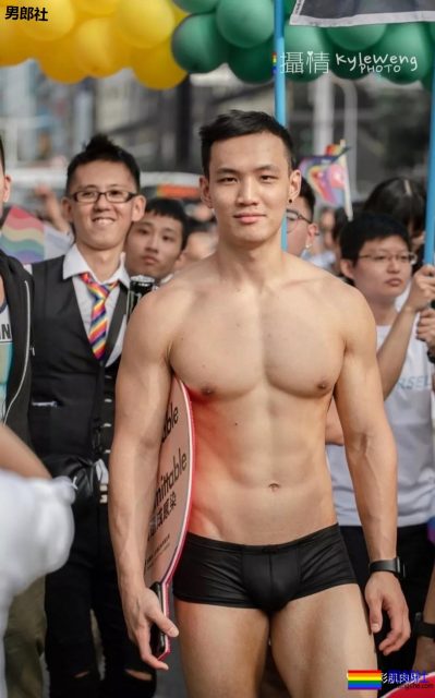 亲临台湾同志大巡游,被肌肉男亲了! - 51虹马 亲临台湾同志大巡游,被肌肉男亲了! - 51虹马