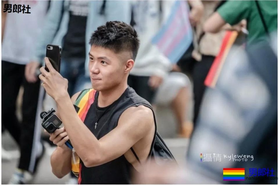 亲临台湾同志大巡游,被肌肉男亲了! - 51虹马 亲临台湾同志大巡游,被肌肉男亲了! - 51虹马