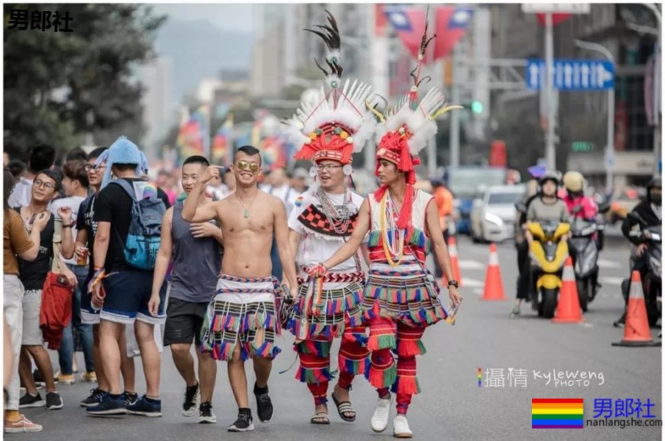 亲临台湾同志大巡游,被肌肉男亲了! - 51虹马 亲临台湾同志大巡游,被肌肉男亲了! - 51虹马