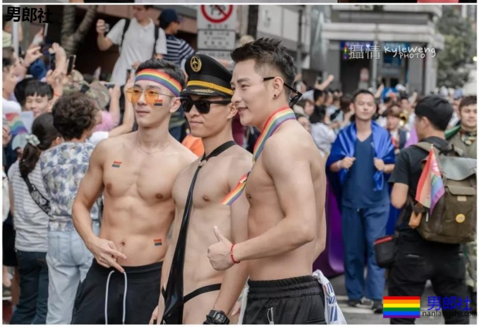 亲临台湾同志大巡游,被肌肉男亲了! - 51虹马 亲临台湾同志大巡游,被肌肉男亲了! - 51虹马
