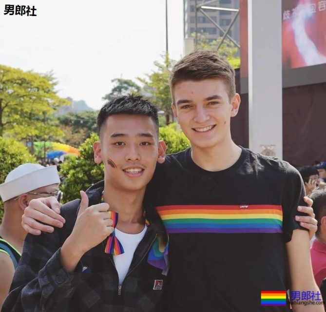 亲临台湾同志大巡游,被肌肉男亲了! - 51虹马 亲临台湾同志大巡游,被肌肉男亲了! - 51虹马