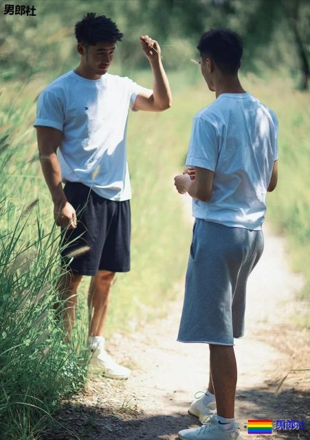 公园遇胡茬野男扒衣戏水，湿身后尤物有大料 - 51虹马