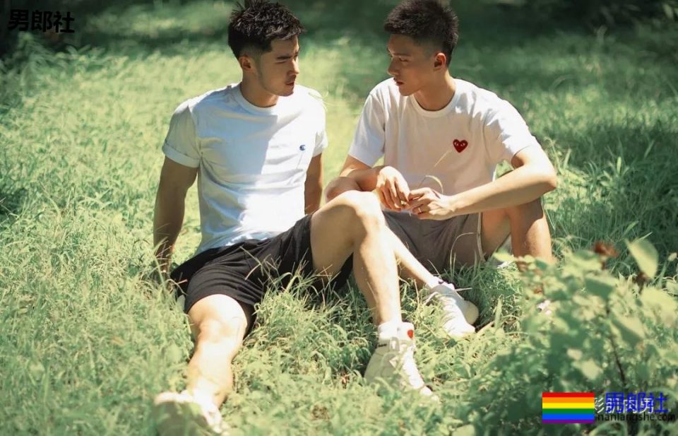 公园遇胡茬野男扒衣戏水，湿身后尤物有大料 - 51虹马