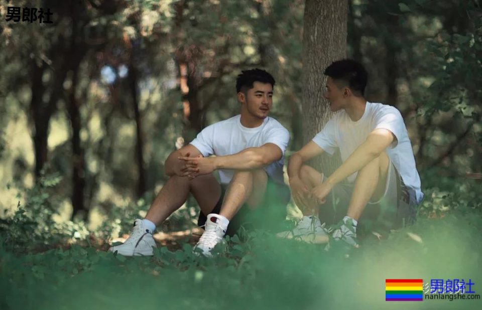 公园遇胡茬野男扒衣戏水，湿身后尤物有大料 - 51虹马