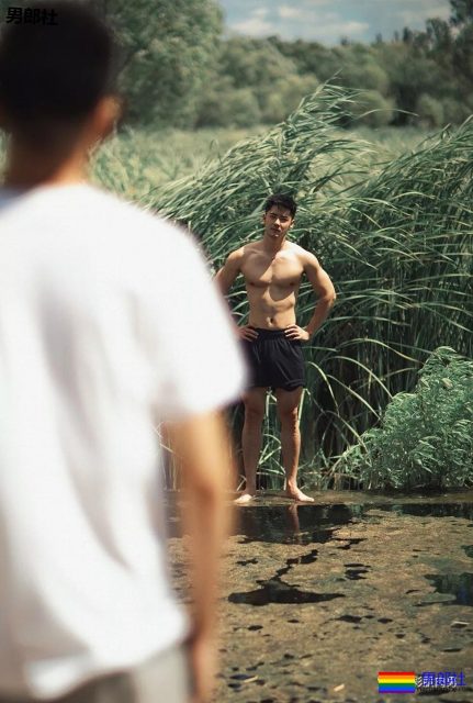 公园遇胡茬野男扒衣戏水，湿身后尤物有大料 - 51虹马