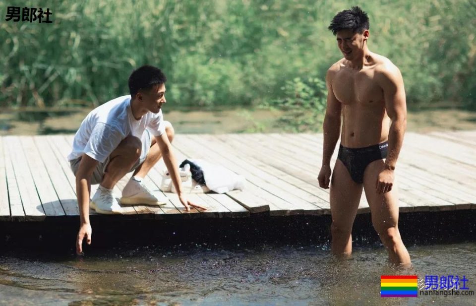 公园遇胡茬野男扒衣戏水，湿身后尤物有大料 - 51虹马