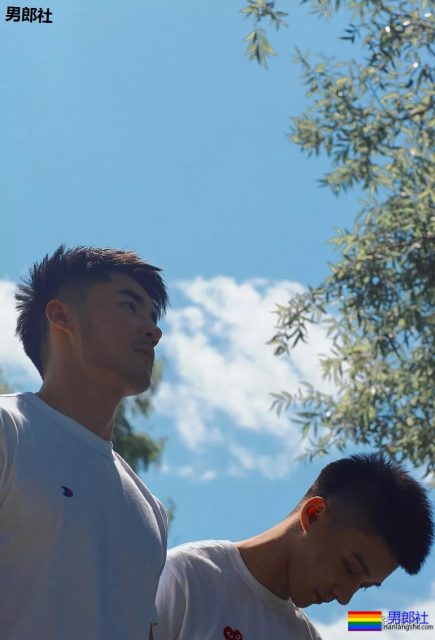 公园遇胡茬野男扒衣戏水，湿身后尤物有大料 - 51虹马