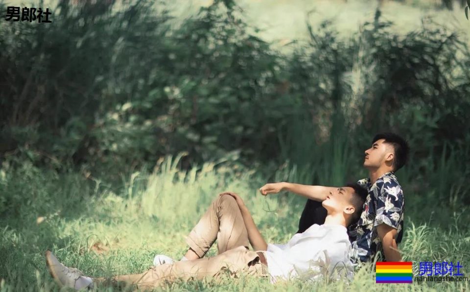 公园遇胡茬野男扒衣戏水，湿身后尤物有大料 - 51虹马