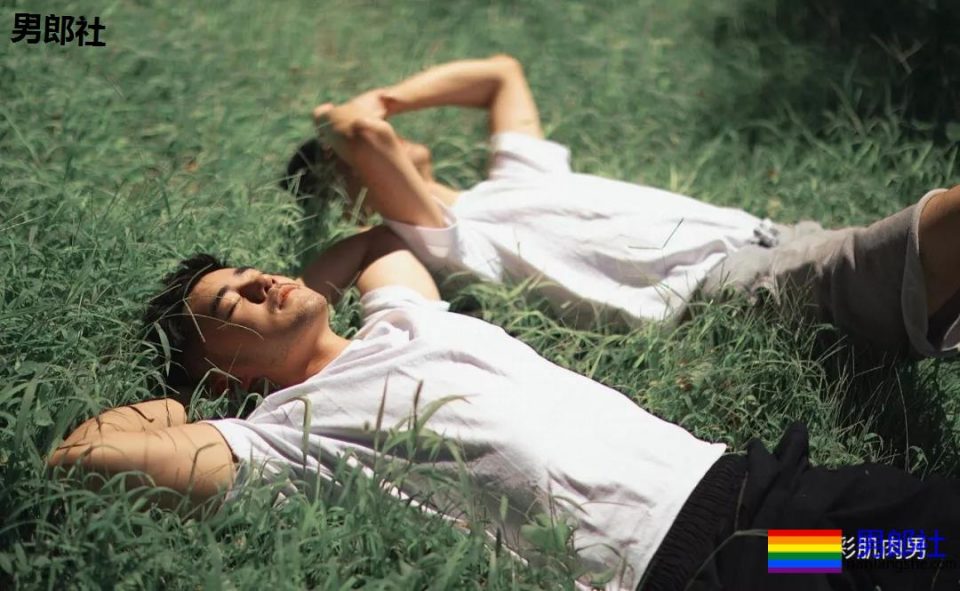 公园遇胡茬野男扒衣戏水，湿身后尤物有大料 - 51虹马