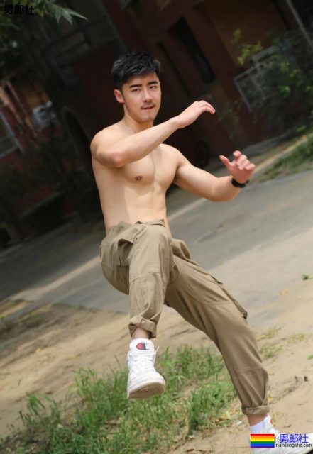 公园遇胡茬野男扒衣戏水，湿身后尤物有大料 - 51虹马