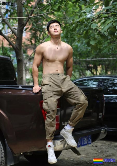 公园遇胡茬野男扒衣戏水，湿身后尤物有大料 - 51虹马