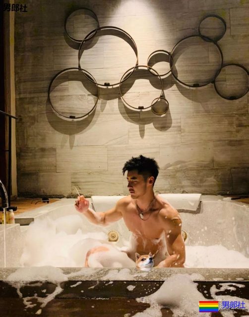 公园遇胡茬野男扒衣戏水，湿身后尤物有大料 - 51虹马