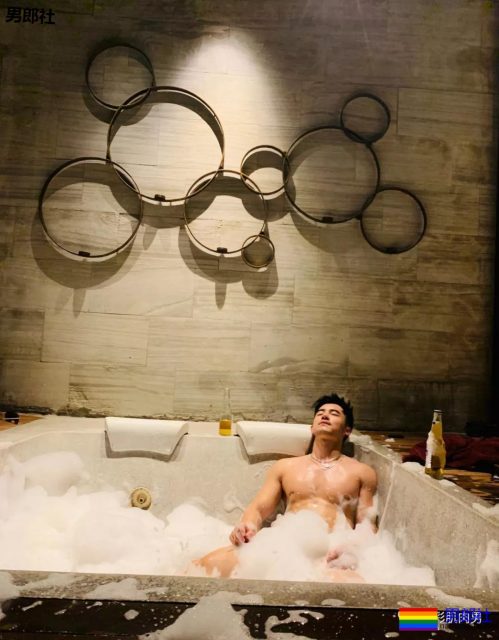 公园遇胡茬野男扒衣戏水，湿身后尤物有大料 - 51虹马