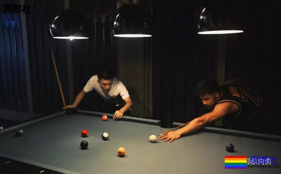 公园遇胡茬野男扒衣戏水，湿身后尤物有大料 - 51虹马