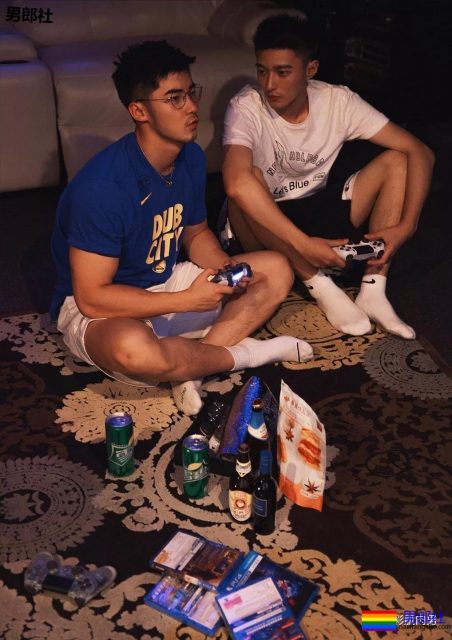 公园遇胡茬野男扒衣戏水，湿身后尤物有大料 - 51虹马