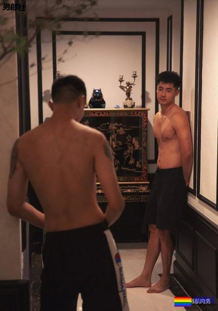 公园遇胡茬野男扒衣戏水，湿身后尤物有大料 - 51虹马