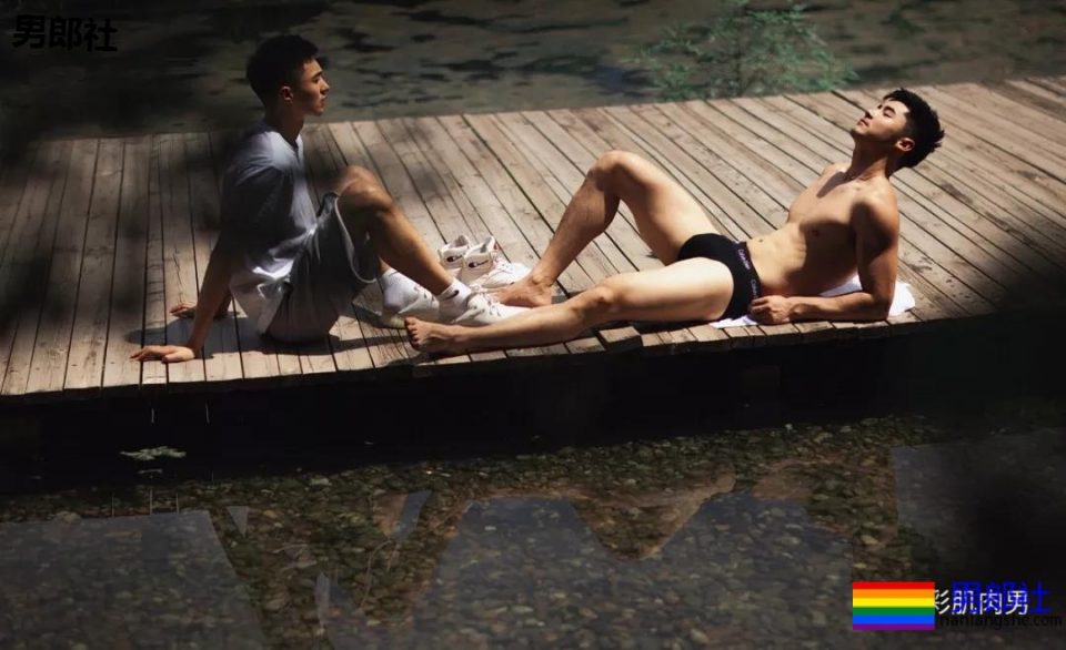 公园遇胡茬野男扒衣戏水，湿身后尤物有大料 - 51虹马