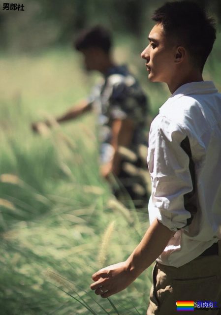 公园遇胡茬野男扒衣戏水，湿身后尤物有大料 - 51虹马