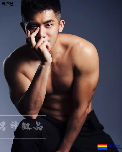 红楼梦天菜祖雄师弟，过气肌肉男为翻红曝光硬照写真！ - 51虹马