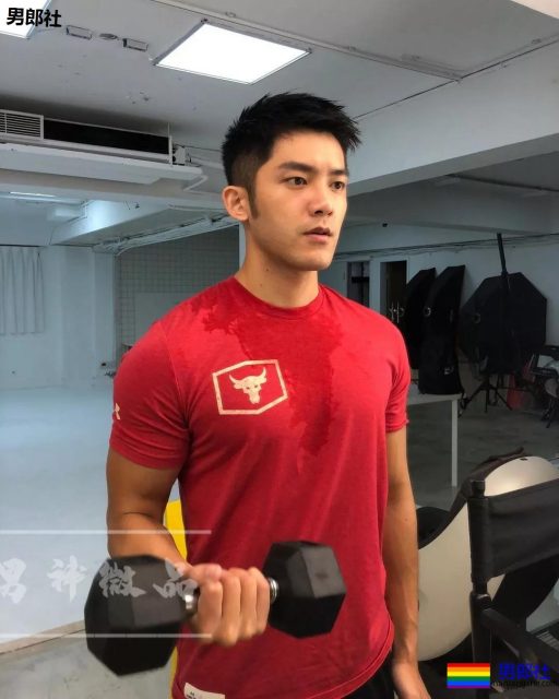 红楼梦天菜祖雄师弟，过气肌肉男为翻红曝光硬照写真！ - 51虹马