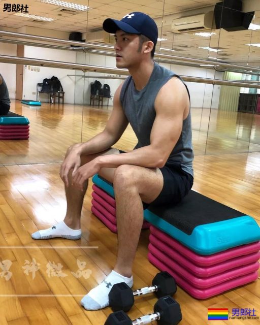 红楼梦天菜祖雄师弟，过气肌肉男为翻红曝光硬照写真！ - 51虹马