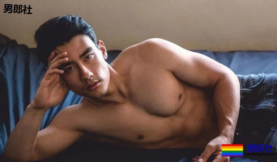 正装空少居然偷偷大片被爆,与欧美老汉激情热吻。-51虹马