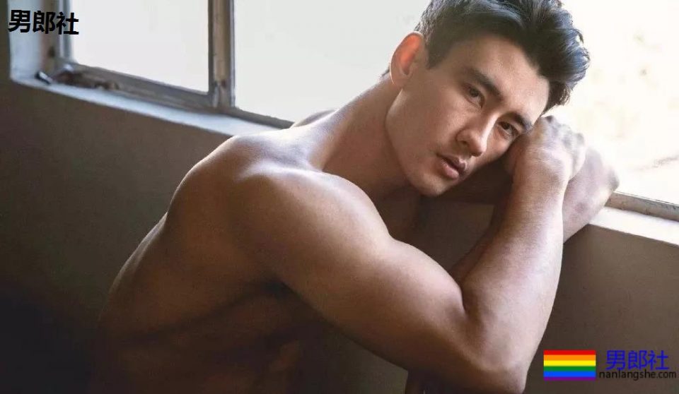 正装空少居然偷偷大片被爆，与欧美老汉激情热吻。 - 51虹马