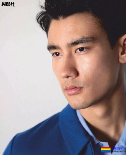 正装空少居然偷偷大片被爆，与欧美老汉激情热吻。 - 51虹马