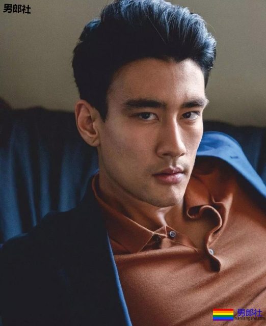 正装空少居然偷偷大片被爆，与欧美老汉激情热吻。 - 51虹马