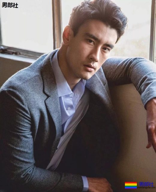 正装空少居然偷偷大片被爆，与欧美老汉激情热吻。 - 51虹马