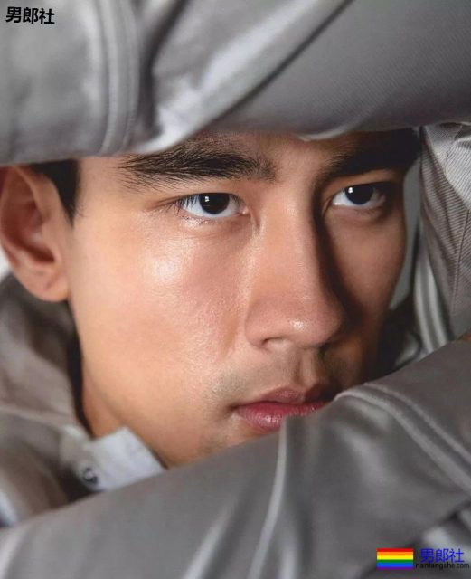 正装空少居然偷偷大片被爆，与欧美老汉激情热吻。 - 51虹马