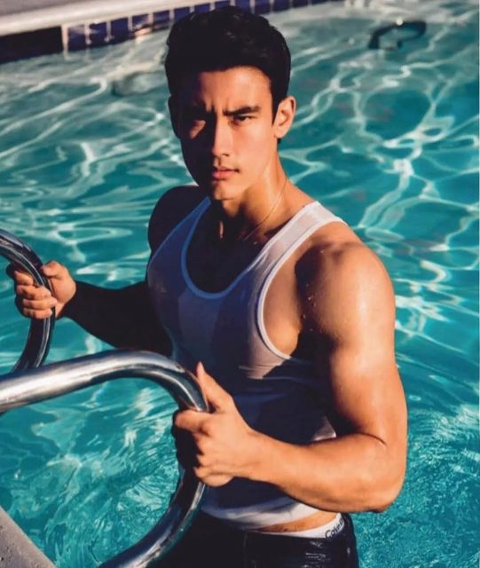 正装空少居然偷偷大片被爆，与欧美老汉激情热吻。 - 51虹马