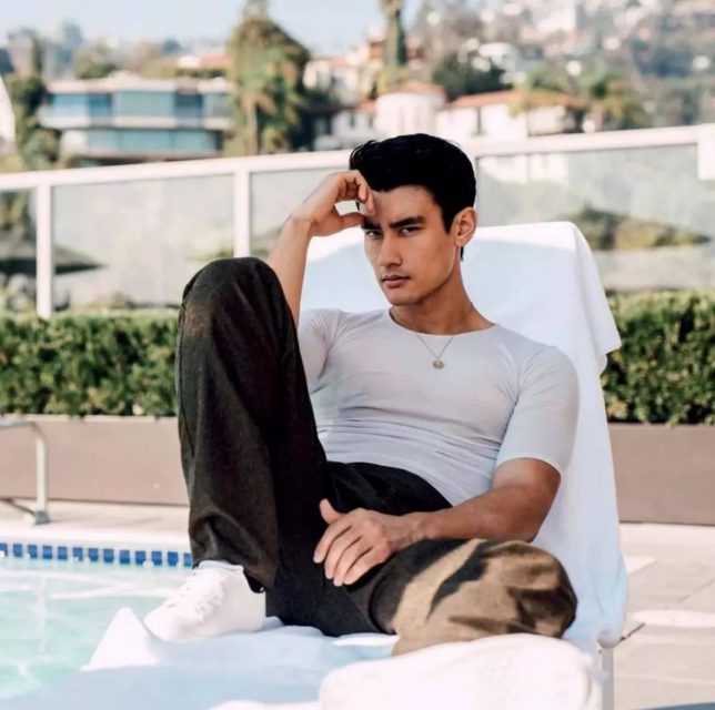 正装空少居然偷偷大片被爆，与欧美老汉激情热吻。 - 51虹马