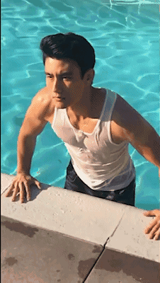 正装空少居然偷偷大片被爆，与欧美老汉激情热吻。 - 51虹马